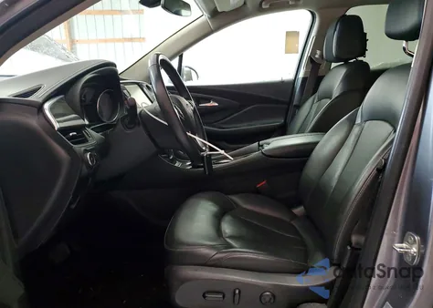 2020 Buick Envision Essence z USA, uszkodzony, nr VIN LRBFX2SA3LD228786